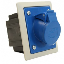 GNIAZDO TABLICOWE Z PUSZKĄ I RAMKĄ TWIST 32A 3P 230V 80x97MM NIEBIESKIE KOŁNIERZ JASNO SZARY - PCE - 423-6pkr