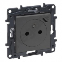 GNIAZDO POJEDYNCZE Z UZIEMIENIEM 2P+Z Z PRZESŁONĄ USB TYP C UMIESZCZONY W PLAKIETCE ZACISKI AUTOMATYCZNE 16A 230V STALOWY NILOE STEP - LEGRAND - 863438