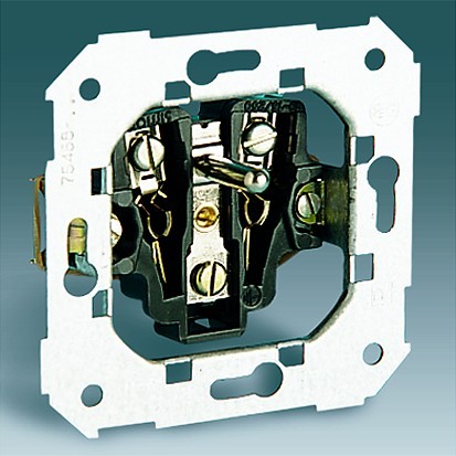 Gniazdo wtyczkowe pojedyncze z uziemieniem (mechanizm), 16A, 250V~, śrubowe. !Dla uzyskania IP44 należy dodać pokrywę z klapką i uszczelkę - KONTAKT SIMON - 75458-39