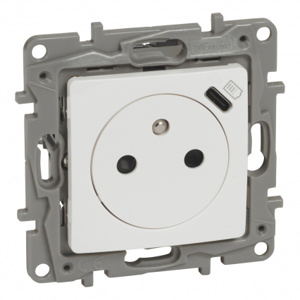 NILOE - GNIAZDO 2P+Z PŁASKIE  16 A - 250 V~ + USB TYP C W PLAKIETCE (Z PRZESŁONĄ, ZACISKI AUTOMATYCZNE) BIAŁE - LEGRAND - 764536