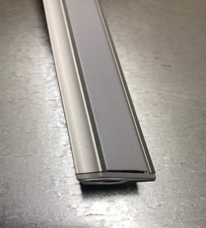 PROFIL ALUMINIOWY NAROŻNY NZA DO TAŚM LED DŁUGOŚĆ 202CM SZEROKOŚĆ 2.3CM SREBRNY ANODOWANY Z KLOSZEM MLECZNYM I DWOMA ZASLEPKAMI - POLTRONIC - PC031597