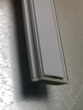 PROFIL ALUMINIOWY NATYNKOWY NTD DO TAŚM LED DŁUGOŚĆ 202CM SZEROKOŚĆ 1,6CM PŁYTKI SREBRNY ANODOWANY Z KLOSZEM MLECZNYM I DWOMA ZAŚLEPKAMI - POLTRONIC - PC031573